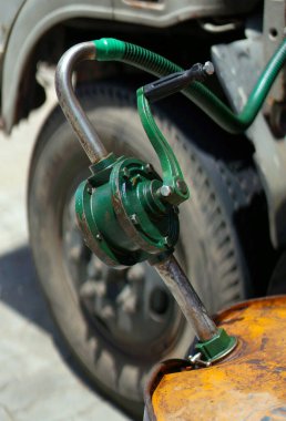 Fıçıdan otomobile pompalanan elle işletilen petrolün kapanışı