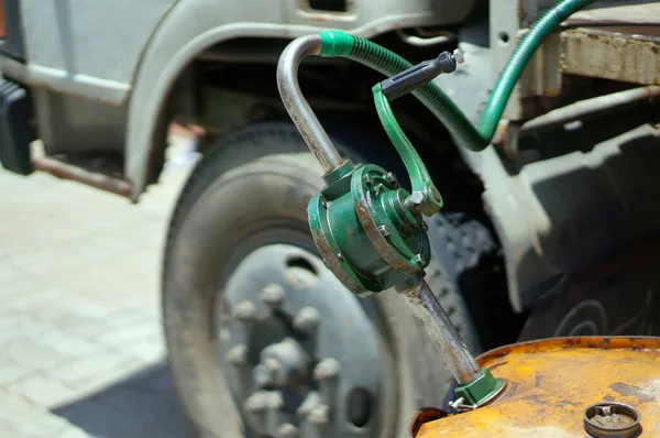 Fıçıdan otomobile pompalanan elle işletilen petrolün kapanışı