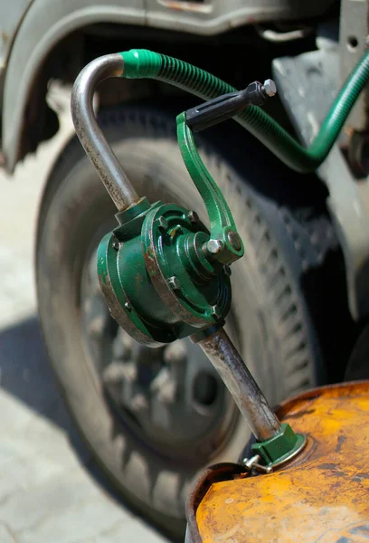Fıçıdan otomobile pompalanan elle işletilen petrolün kapanışı