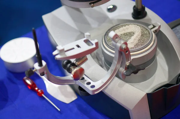 Dişçi kliniğinde makineyle insan protezleri yapmak