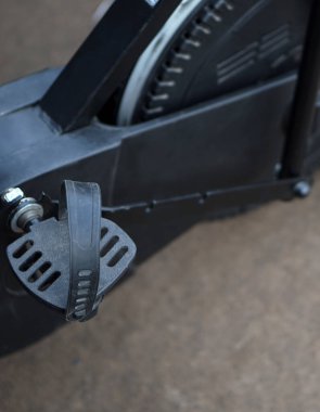 Bir dükkan vitrininde durağan ya da egzersiz bisikletine yakın çekim