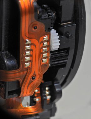 DSLR kamerasının kapanışı, elektronik pano, plastik parçalar ve gövdesi