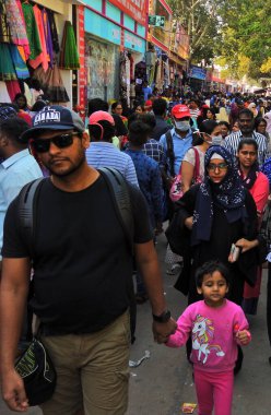 Hindistan 'ın Hyderabad kentinde, 15 Şubat 2020' de sokak kenarındaki dükkanlar arasında, kalabalık bir tekstil pazarında yürüyen Hintli insanların görüntüsü