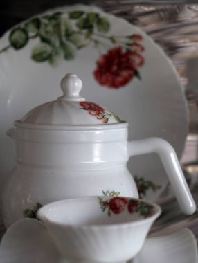 Bir dükkan vitrininde Hint masa eşyası veya mutfak malzemesi görüntüsü