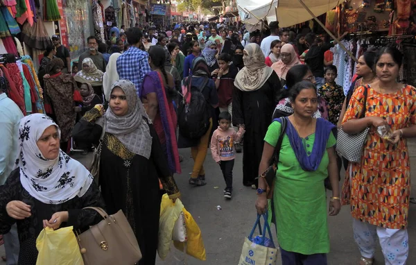 Vista Gente India Caminando Mercado Textil Ocupado Entre Tiendas Calle — Foto de Stock