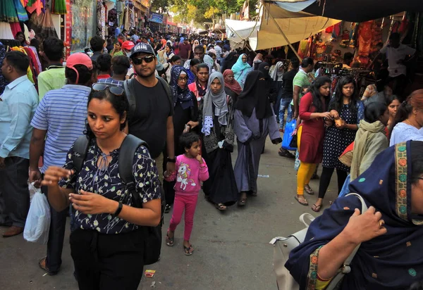 Hindistan Hyderabad Kentinde Şubat 2020 Sokak Kenarındaki Dükkanlar Arasında Kalabalık — Stok fotoğraf