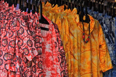 Hintli kadın giyiminin yakın görüntüsü ya da perakende satış mağazasında askılarda asılı geleneksel kurtas