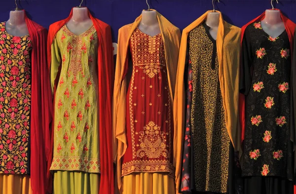 Hintli kadın bir mağazanın vitrininde Salwar Kameez 'i giydiriyor.