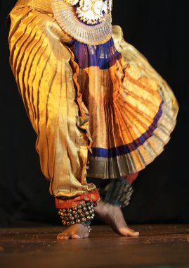 Bir Hintli dansçının yakın çekimi klasik, geleneksel ya da kültürel bharatanatyam icra eder                               