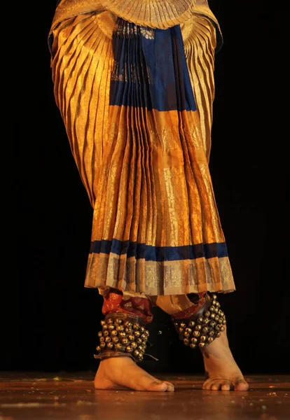 Крупный План Индийской Танцовщицы Выполняют Классические Традиционные Культурные Бхаратанатьям — стоковое фото