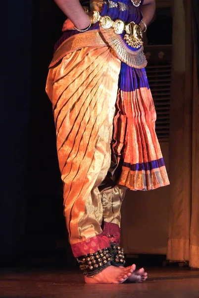 Zbliżenie Indyjskiej Tancerki Wykonać Klasyczną Lub Tradycyjną Lub Kulturalną Formę — Zdjęcie stockowe