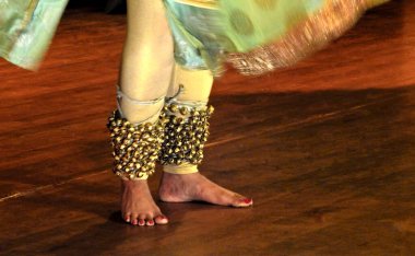 Hintli bir dansçının yakın çekimi klasik, geleneksel ya da kültürel bir form olan Kathak 'ı icra eder. 