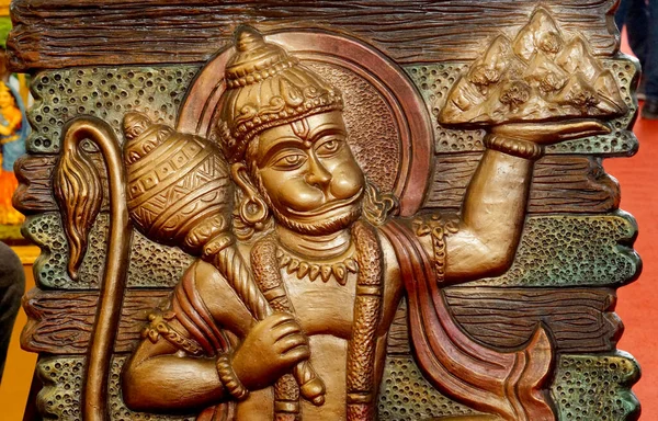 Zbliżenie Hinduskiego Boga Hanumana Niosącego Wzgórze Sanjivini Zgodnie Mitologią Ramayana — Zdjęcie stockowe