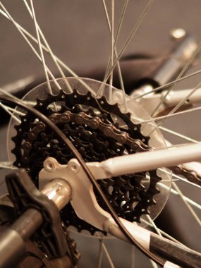 Bisiklet vites sistemiyle arka tekere yakın çekim 