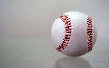 Beyaz bir kriket topuna yakın çekim 