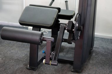 Spor malzemeleri banklarının yakınına.