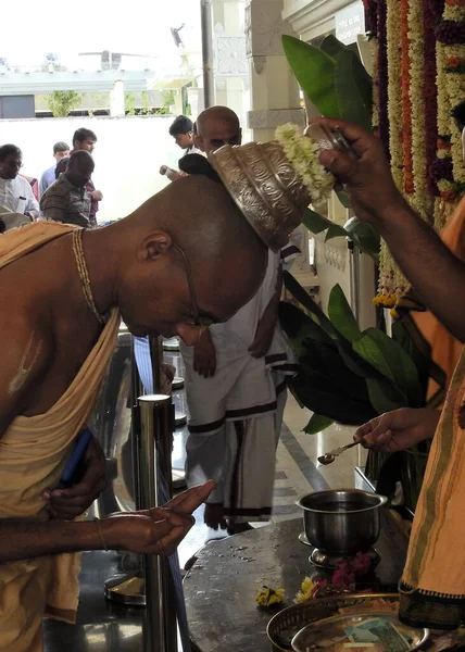 Närbild Hinduiska Gudsfötter Präst Touch Chef För Hängiven Att Välsigna — Stockfoto