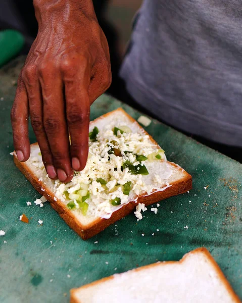Pohled Indické Pouliční Dodavatele Potravin Přidávání Složek Plátků Chleba Přípravu — Stock fotografie