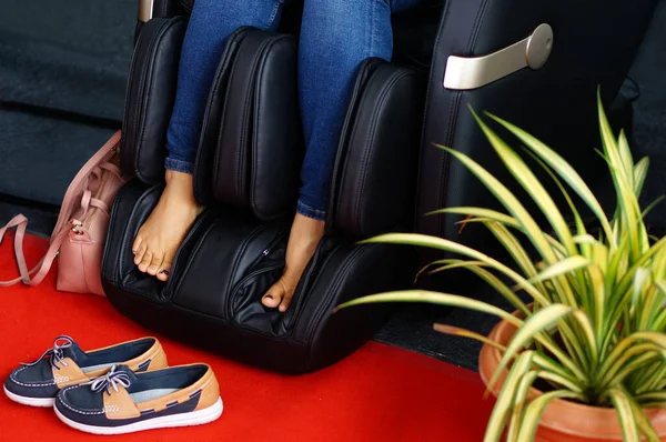 Otomatik elektrikli masaj koltuğunda dinlenen kadın görüntüsü 