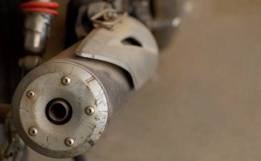 Susturucunun ya da motorsiklet egzozunun kapanışı