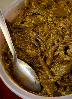 Hint yeşili biber turşusuna yakın plastik şişelerde, sokak yemekleri pazarında.