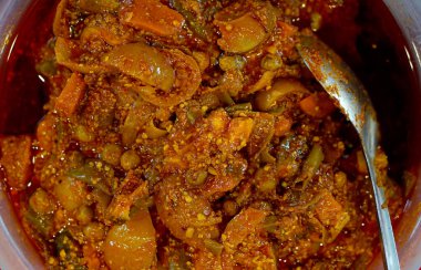 Hint domates turşularının plastik şişelerde, sokak yemekleri pazarında yakın çekimi.