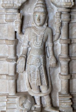 Sütunlardaki Hindu Tanrıları 'nın yakın çekimi, Jain tapınağındaki mermer taş heykeller.