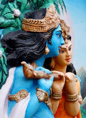 Hindu Tanrıça 'nın, Radha' nın ve Krishna 'nın tapınaktaki duvar sanatının yakın çekimi.                               