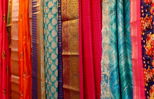 Close Mulher Indiana Moda Desgaste Sarees Saris Exibir Uma Loja — Fotografia de Stock