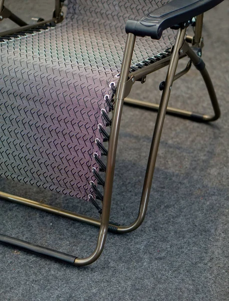 Plastik Kumaştan Yapılmış Koltuğu Olan Metal Sandalyeye Yakın Çekim — Stok fotoğraf