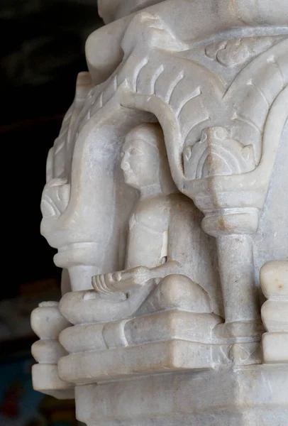 Nahaufnahme Von Buddha Statue Auf Säule Eines Jain Tempels — Stockfoto
