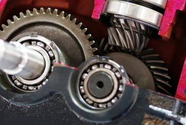 Endüstriyel bir makinenin dişli mekanizmasının kapatılması                               