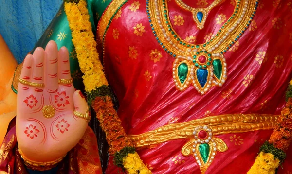 Widok Bliska Indyjskiej Bogini Hinduskiej Ręki Błogosławionej Pozie — Zdjęcie stockowe