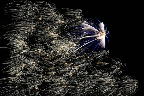 小さなアン 1 つ大きな花火爆発 — ストック写真