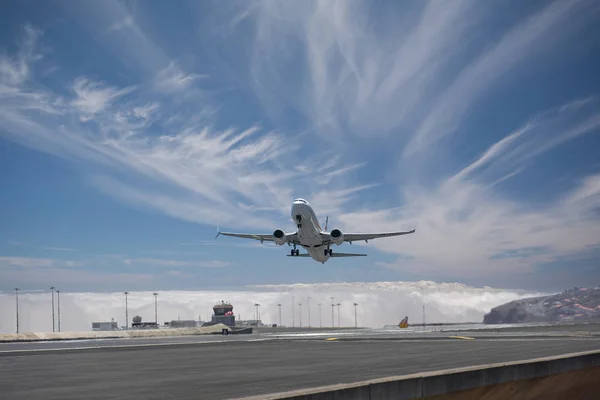 Самолет, взлетающий с Мадейры — стоковое фото