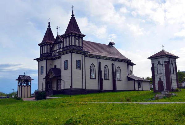 Katolický kostel svatého Jiří v Polonechka vesnici, Bělorusko — Stock fotografie