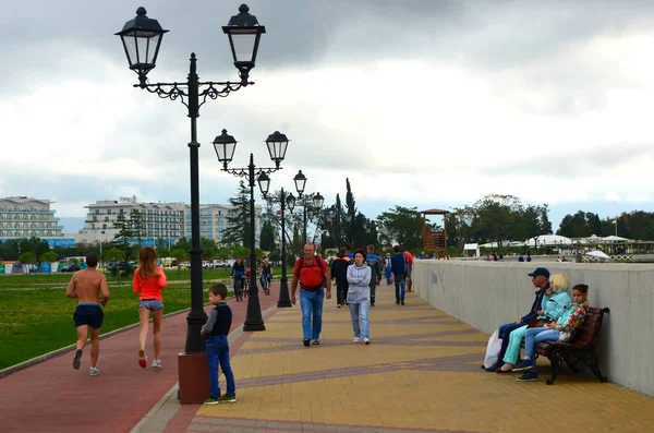 People walk and go in for sports on the embankment in Imeretinskaya lowland, Sochi — Stock Photo, Image