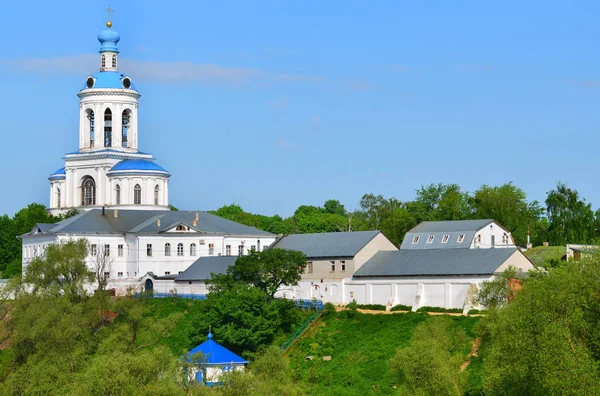 Дзвіниця монастиря в Bogolyubovo — стокове фото