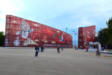 İnsanlar Olimpik Park, Soçi, Konfederasyon Kupası ve 2017 maskotu sembolleri ile dekore yürümek - Zabivaka