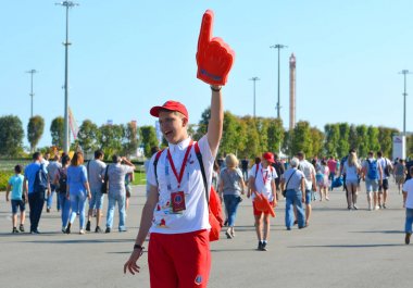 Sochi, Rusya - 25 Haziran 2017: Gönüllü, Fifa Konfederasyon Kupası grup turnuvası sırasında Almanya-Kamerun maçına taraftar akışı yönetti