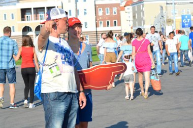 Sochi, Rusya - 25 Haziran 2017: Bir adam Almanya maçından önce bir gönüllüye Fifa Konfederasyon Kupası grup turnuvası sırasında Kamerun hakkında bir şey soruyor