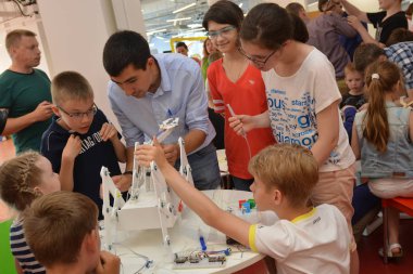 Gençler Okul takımının bir robot tasarlama aşaması anlatılmaktadır