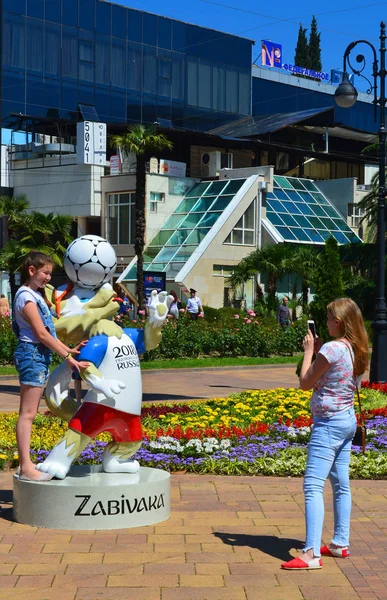 Sotschi Russland Juni 2017 Eine Frau Fotografiert Ihre Tochter Neben — Stockfoto