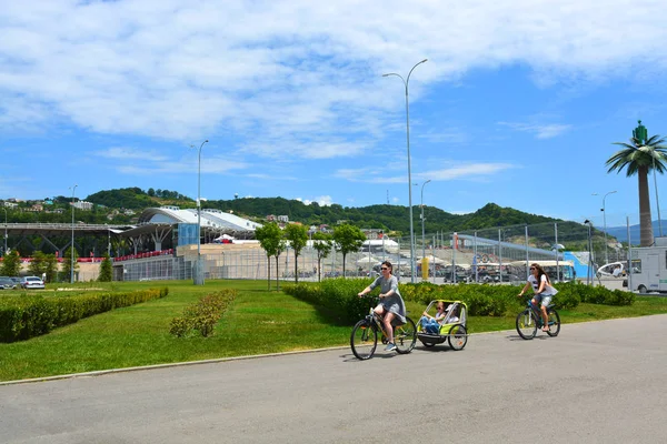 러시아 2017년 18일 올림픽 공원에서 자전거를 자녀를 — 스톡 사진