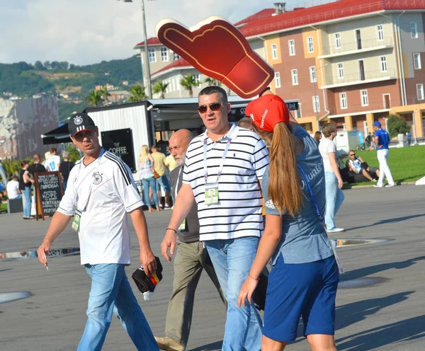 Sochi Rusia Iunie 2017 Voluntariatul Ajută Orientarea Fanilor Înainte Meci — Fotografie, imagine de stoc