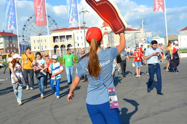 Sochi Rússia Junho 2017 Mulher Voluntária Ajuda Fãs Navegar Caminho — Fotografia de Stock