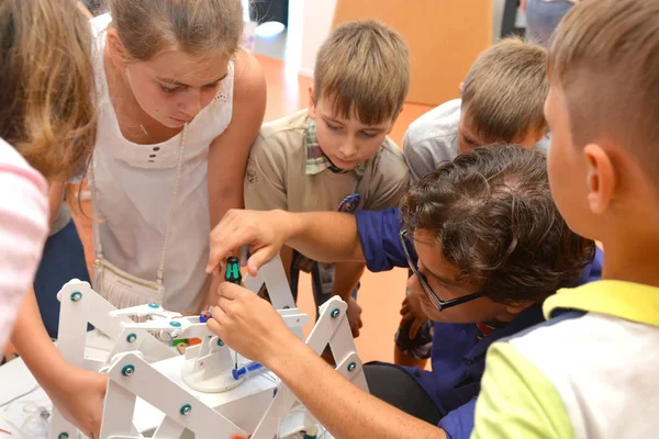 Sochi Rusia Junio 2017 Profesor Ayuda Los Escolares Diseñar Robot —  Fotos de Stock