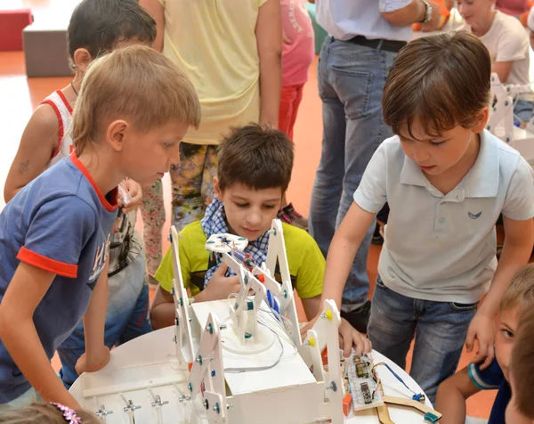 El equipo de niños de secundaria discute la etapa de diseño de un robot — Foto de Stock