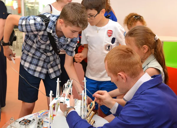 The team of junior schoolchildren discusses the stage of designing a robot — Stock Photo, Image