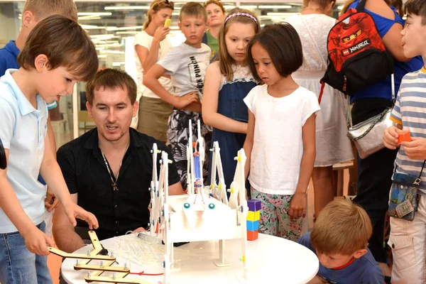 The team of junior schoolchildren discusses the stage of designing a robot — Stock Photo, Image